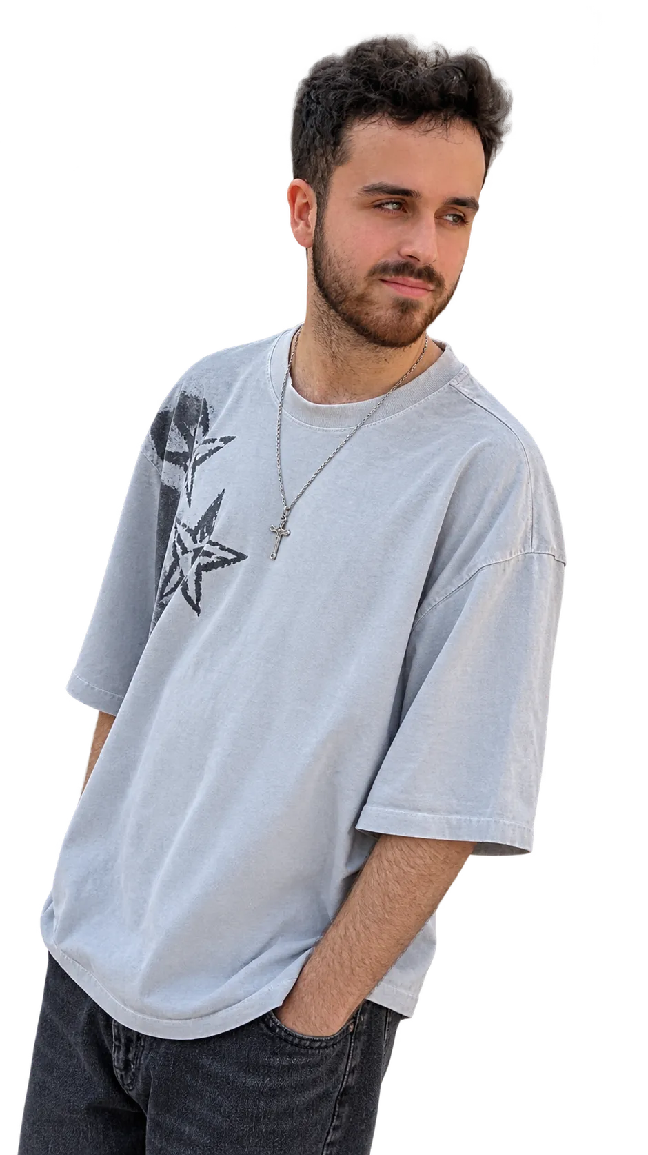 Retrato de Adrià con camiseta gris y las manos en los bolsillos.